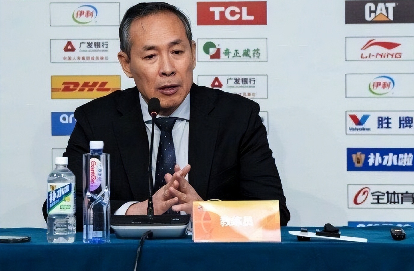 下载开云-许利民怒批球员摆大牌！赛后整顿更衣室，怒批一人不是周琦而是他